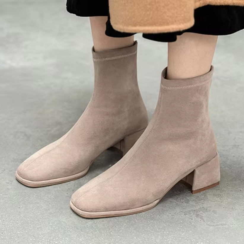 Zapato de tacon y gamuza
