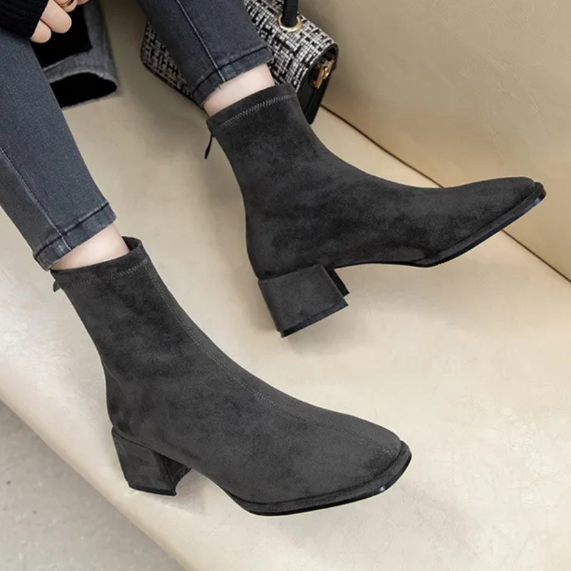 Zapato de tacon y gamuza