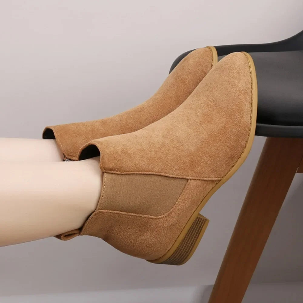 Botin taco bajo de gamuza